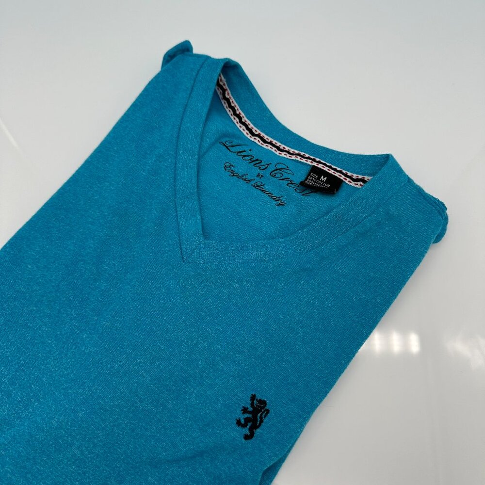 Lions Crest by English Laundry Men's V-Neck Short Sleeve T-Shirt, Size M, Blue